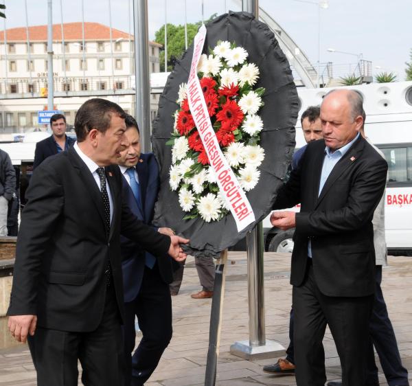CHP milletvekili aday tanıtım toplantısını iptal etti, Atatürk Anıtına siyah çelenk bıraktı