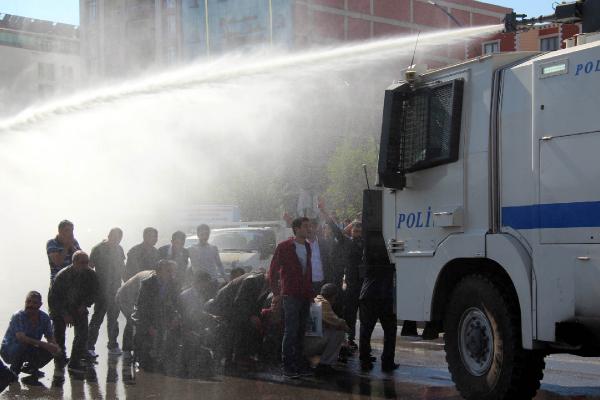 Ankara'daki patlamayı protesto edenlere polis müdahalesi