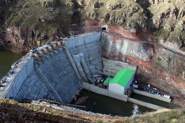 Baraj inşaatından düşen genç Kura Nehri'nde kayboldu