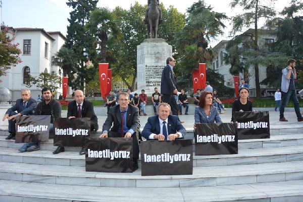 Bursa'da CHP'li milletvekillerinden oturma eylemi