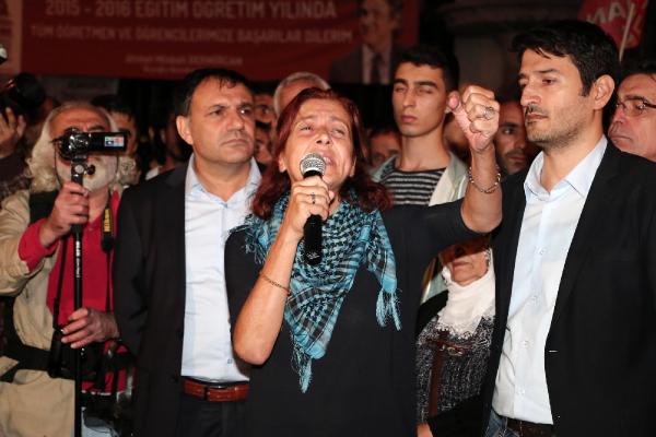 İstiklal Caddesi'nde yüzlerce kişi Ankara'daki terör saldırısını protesto etti