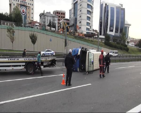 Maltepe'de  içinde yolcu olmayan minibüs ile otomobil çarpıştı, iki kişi yaralandı.