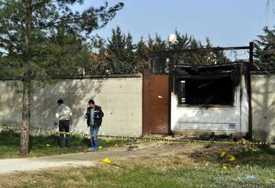 Bursa'da hipodromda işten çıkartılan seyisler, güvenlik kulübesini molotofla yaktı
