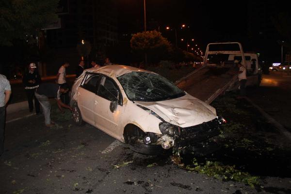 Şanlıurfa’da refüje çarpan otomobilin sürücüsü yaralandı