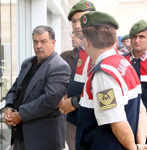 Jandarma, tabancayla havaya ateş eden muhtarı suçüstü yakaladı