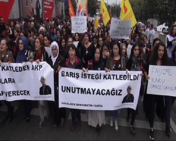 HDP'li vekil adayının cenazesine katılmak için yüzlerce kişi yürüdü...
