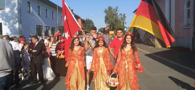 175 yıllık festivale Türkler renk kattı