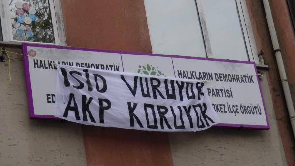 Edirne’de Ak Parti binasına yürümek isteyenlere polis engeli