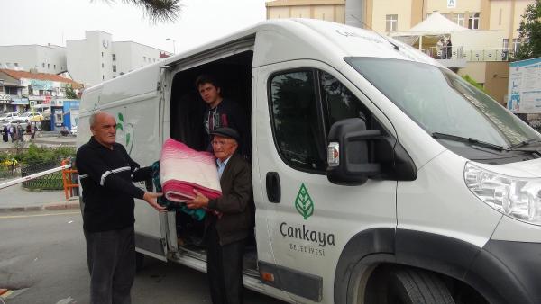 Hastane önlerindeki yaralı yakınlarına insani yardım
