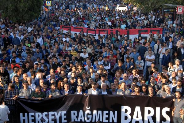 Ankara'daki bombalı saldırıya Diyarbakır'da tepki yürüyüşü