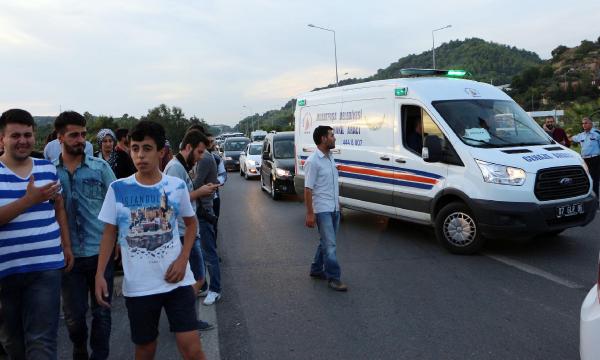 Alanya'da, patlamada ölenler için oturma eylemi (2)