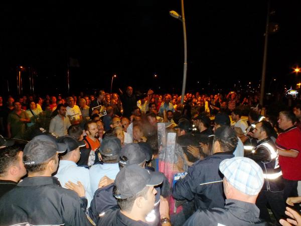 Ak Parti İlçe binasına siyah çelenk bırakmak isteyen gruba izin verilmedi