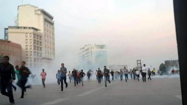 Sokağa çıkma yasağının olduğu ilçeye girmek isteyen grup polis müdahalesiyle dağıtıldı