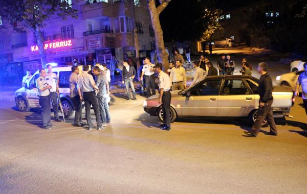 Kavgayı ayırmak isteyen polis yumrukla yaralandı