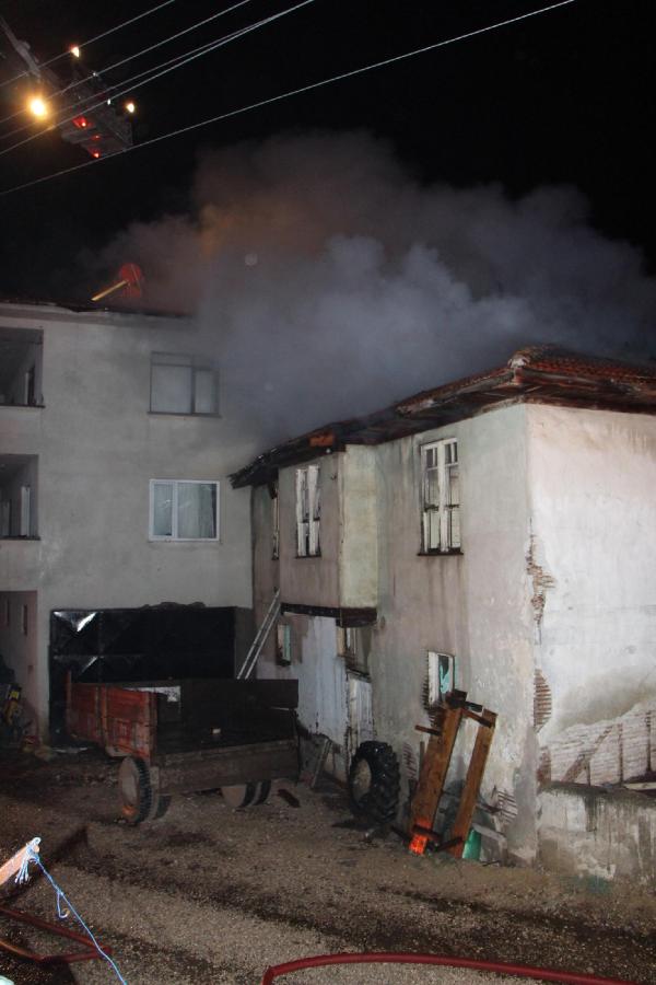 Ahır ve evin çatısı yandı