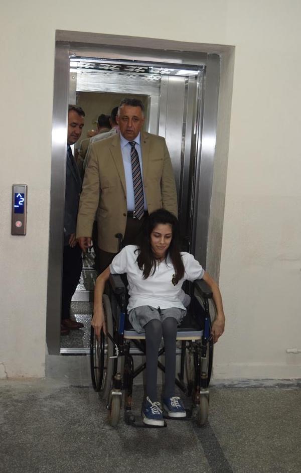 Liseli Ömür'ün merdiven çilesi sona erdi