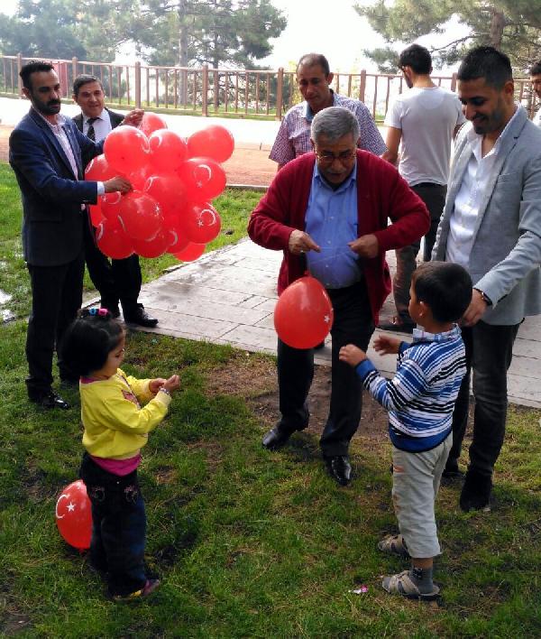 MHP'li Kilci'den çocuklara Türk bayraklı balon ve çikolata