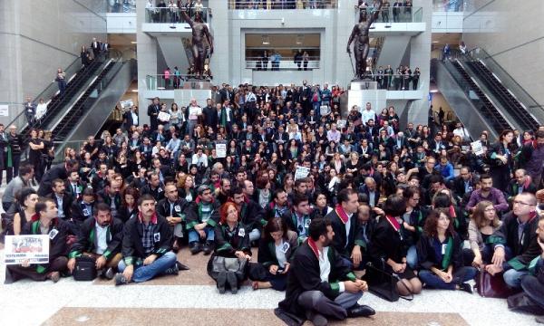 İstanbul Adalet Sarayı'nda avukatlardan "Ankara" protestosu