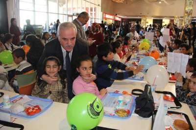 Şanlıurfa’da 60 çocuğa karne hediyesi hamburger
