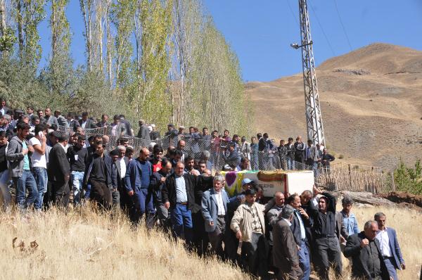 Ankara'daki patlamada ölen Muhammet Demir Hakkari'de toprağa verildi