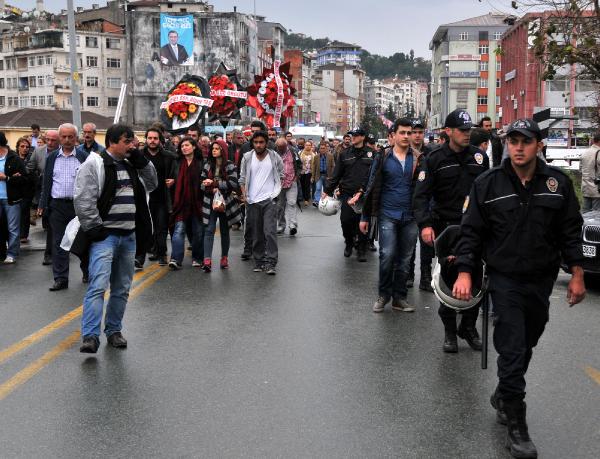 İntihar saldırısında ölen emekli öğretmen Rize'de toprağa verildi