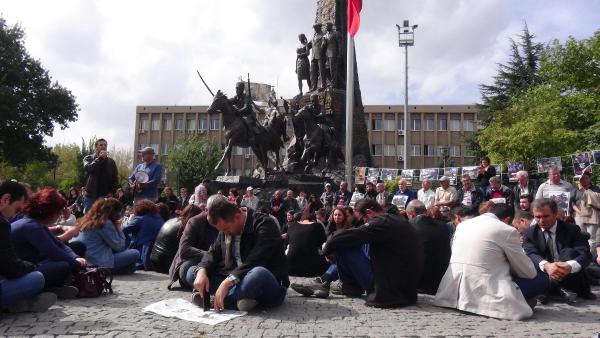 Ankara'daki terör saldısına Uşak'ta oturma eylemli protesto