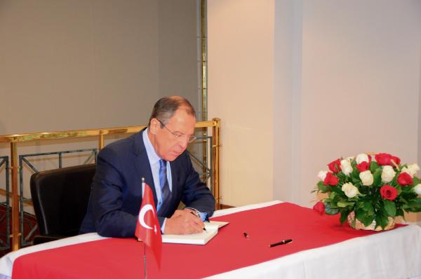 Rusya Dışişleri Bakanı Lavrov, patlamada hayatını kaybedenler için açılan deftere başsağlığı dileklerini yazdı