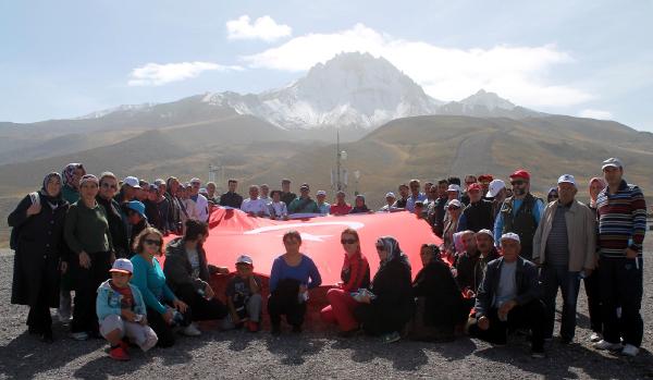 Erciyes'te, teröre 'Bayraklı protesto'
