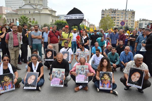Mersin'de kamu çalışanları iş bırakarak patlamada ölenleri andı