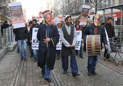 Eskişehir'de maskeli, davullu yürüyüş