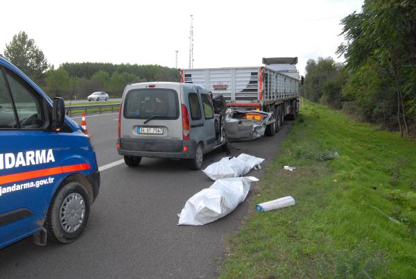 Emniyet şeridinde duran TIR'a çarpan araçtaki çift öldü