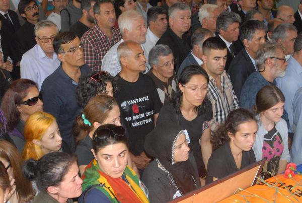 Ayşe Deniz ve Berna Koç ortak törenle son yolculuklarına uğurlandı (2)