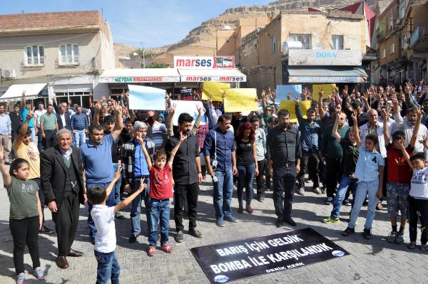 Ankara'daki bombalı saldırıya Nusaybin'de beyaz bayraklı protesto