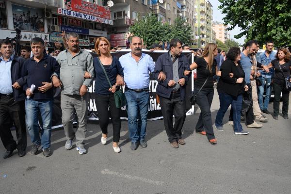 Diyarbakır'da Ankara protestosu sonrası gerginlik: 1'i polis 2 yaralı