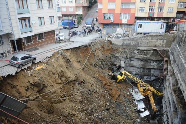Vinç, göçük nedeniyle 15 metrelik inşaat alanına uçtu