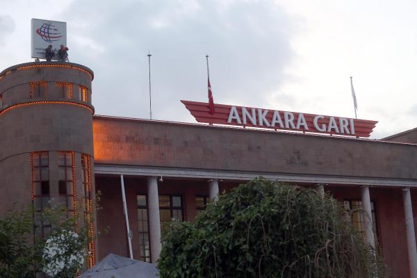 27 AB ülkesi büyükelçisi Ankara Tren Garı Meydanı'na 97 karanfil bıraktı