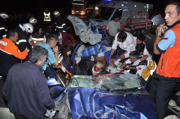 Traktör römorkuna giren otomobilde sıkışan çifti itfaiye kurtardı