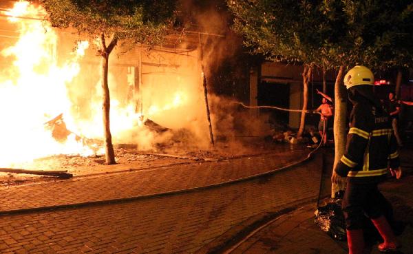Alanya'da turistik işyerleri yangında kül oldu