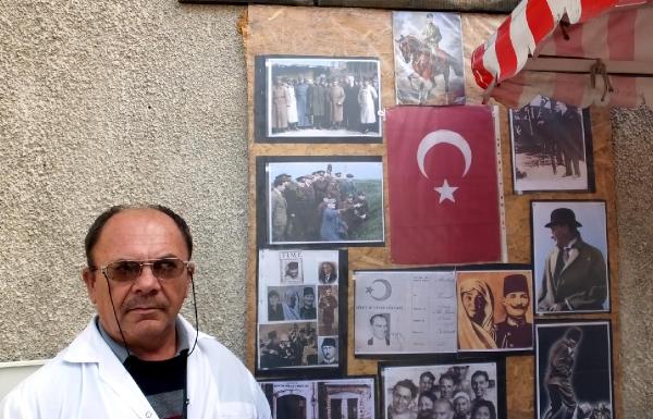 Burhaniyeli simitçiden Atatürk köşesi