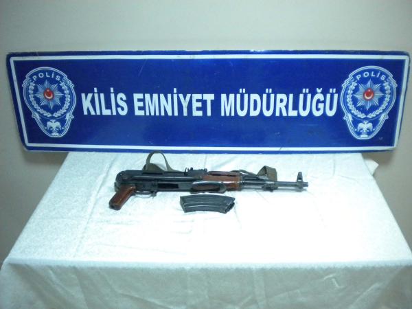 Kilis’te tüfek ve uyuşturucu hap ele geçirildi