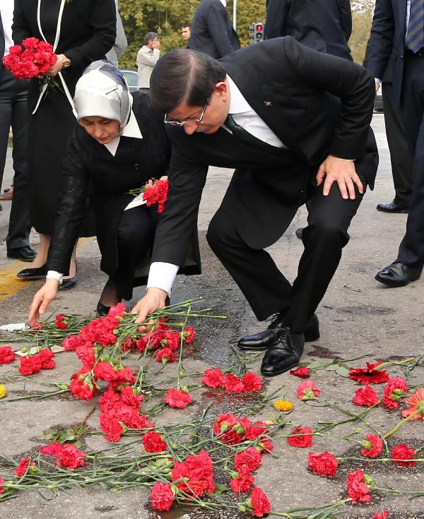 Başbakan Davutoğlu, Tren Garı önüne karanfil bıraktı