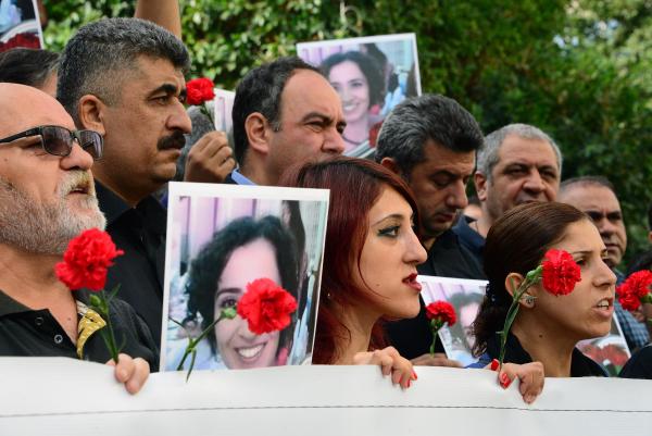 Patlama kurbanı öğretmenin masası karanfillerle donatıldı