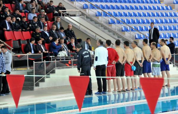 Rize’de polislere yüzme eğitimi