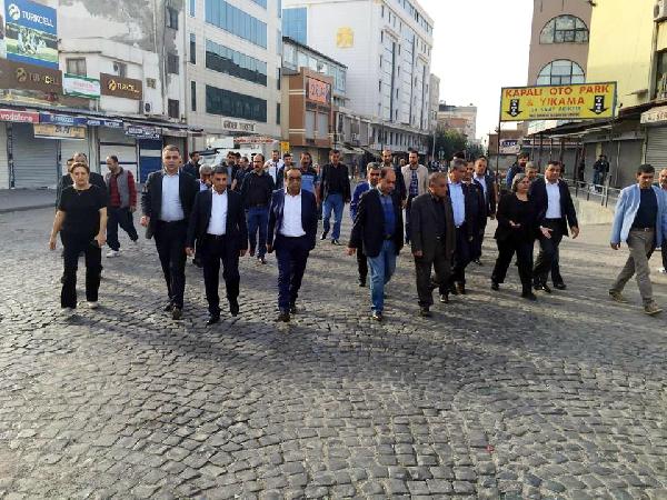 Polis eşliğinde sokağa çıkma yasağı bulunan Sur İlçesi'ni gezdiler