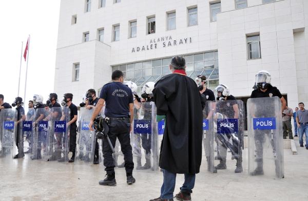 Alanya'da protestocu avukatlara biber gazlı müdahale