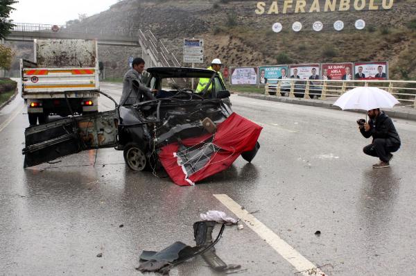Orta refüje çarpan otomobilin sürücüsü yaralandı