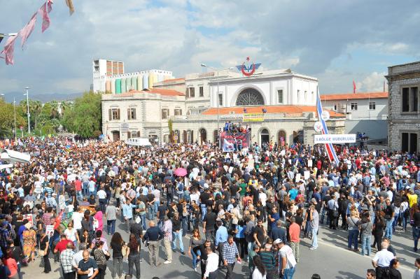 İzmir'de 5 bin kişi Ankara saldırısına tepki için yürüdü