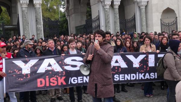 Ankara'daki saldırıyı protesto eden üniversite öğrencilerinden kol kola güvenlik önlemi