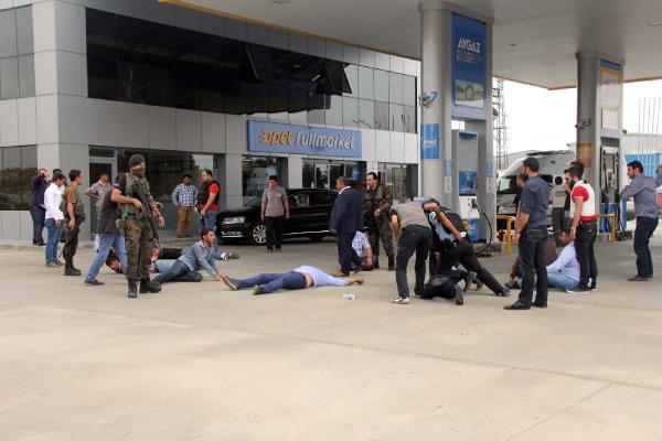 Akaryakıt istasyonunda silahlı kavga: 4 yaralı