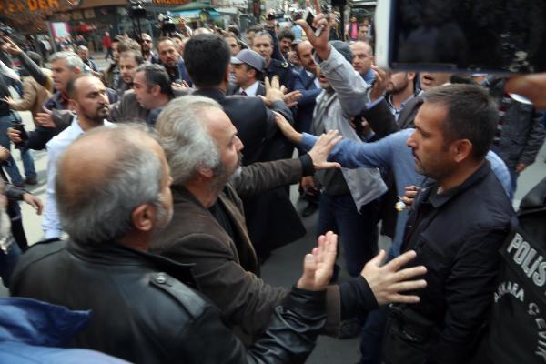 Bombalı saldırıyı protesto etmek isteyen grup ile polis arasında arbede